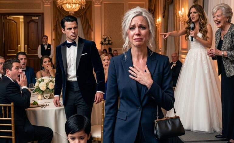 Na ślubie mojej siostry, w swojej przemowie, zadrwiła ze mnie. „Moja siostra jest samotną matką, niechcianą przez nikogo. Czy ktoś chce ją odebrać?”. Moja mama się roześmiała. „To używany produkt, ale wciąż sprawny! Przyjeżdża nawet z wadliwym synem! Haha!”. Sala wybuchnęła śmiechem. W tym momencie pan młody powoli wstał. Kiedy zaczął mówić do mikrofonu, cała sala zamarła.