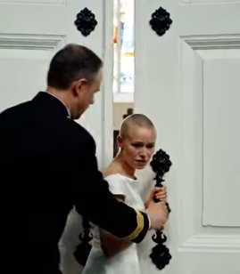 Mój ojciec ogolił mi głowę rano w dniu mojego ślubu i zostawił po sobie ostrą notatkę – byłam gotowa odwołać ceremonię, dopóki mój narzeczony delikatnie nie uścisnął mi dłoni i nie powiedział: „Idź tą alejką. Już wiem, co robić”. Kiedy drzwi się otworzyły, w całym pomieszczeniu zapadła cisza… I pierwszą osobą, która spanikowała, był mój ojciec.