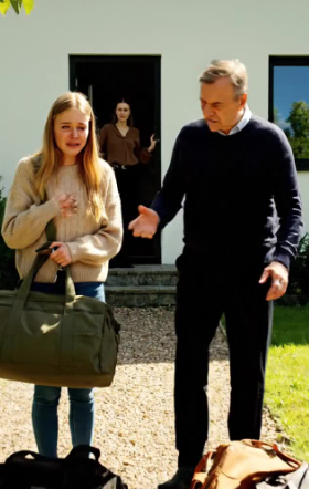 Wydałem wszystkie swoje oszczędności na budowę małego domku gościnnego za domem moich rodziców. Rano, kiedy miałem się wprowadzić, mój ojciec wystawił moje torby na zewnątrz i dał je mojej siostrze.
