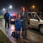 Po treningu piłki nożnej moja mama odjechała z pięciorgiem wnucząt i zostawiła moją ośmioletnią córkę na ciemnym przystanku autobusowym. Kiedy Lily zadzwoniła do niej z płaczem, mama powiedziała: „Nie wozimy śmieci”. Powiedziałem policji jedno słowo, zamknąłem laptopa i otworzyłem plik, który gromadziłem przez osiem lat.
