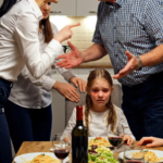 „Ty i twoje dziecko jesteście tylko darmozjadami” – oznajmił mój tata przy stole. Mama uśmiechnęła się i skinęła głową. Mieszkali w moim domu, jedli moje jedzenie, nie płacąc czynszu przez osiem miesięcy. Odłożyłem widelec i powiedziałem dwa słowa… Moja córka nas porzuciła.
