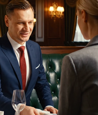 Dyrektor zaprosił mnie na drogi lunch, uśmiechnął się i powiedział: „Dziękuję za osiem wspaniałych lat”, po czym wręczył mi dokumenty o wypowiedzeniu umowy z adnotacją „ze skutkiem natychmiastowym”. Spokojnie dokończyłem posiłek, podziękowałem mu i był to jego ostatni posiłek.