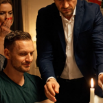 Mój brat-złoty chłopiec postanowił zorganizować imprezę „bez powodu” dokładnie w godzinie, w której wszedłem na scenę, a moi rodzice oczywiście woleli alkohol od mojego dyplomu, ponieważ „on potrzebuje nas bardziej”, jak mówili. Jednak kiedy następnego ranka zobaczyli wiadomości, zdali sobie sprawę, że nie tylko kończę studia.