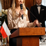 Moi rodzice sprzedali dom, który wybudowałem, dali pieniądze mojemu bratu, a potem zaprosili mnie na obiad z okazji Święta Dziękczynienia, jakby nic się nie stało.  Sprzęt komunikacyjny Dom stał na sześciu akrach ziemi na obrzeżach Knoxville w stanie Tennessee. Miał werandę okalającą dom, belki cedrowe i wyspę kuchenną, nad którą moja matka kiedyś płakała, bo powiedziała, że ​​jest „zbyt piękny jak na zwyczajne życie”.   00:00 Zbudowałem go po dwunastu latach pracy w budownictwie komercyjnym, wykorzystując własne oszczędności, własnych podwykonawców i każdy wolny weekend, jaki miałem, aż do momentu, gdy moje dłonie zaczęły pękać, a kolana bolały.  Moi rodzice wprowadzili się do nas po udarze taty, obiecując, że to tylko tymczasowe rozwiązanie, dopóki nie znajdą mniejszego lokum, które będzie im bardziej odpowiadać.  Tymczasowy okres obowiązywania umowy zmienił się na cztery lata.  Zapłaciłem podatki od nieruchomości, ubezpieczenie, naprawy, media i pożyczkę na pokrycie ostatniego etapu budowy, podczas gdy oni gościli grupy kościelne i mówili sąsiadom, że to „ dom  rodzinny ”.  Mój błąd polegał na wpisaniu ich nazwisk do umowy o ograniczonym użytkowaniu bez zapisania wszystkich granic w wystarczająco precyzyjnym języku, aby zachować ich uprawnienia.  Opakowanie Moim większym błędem było zaufanie mojemu bratu, Danielowi, gdy powiedział, że pomaga tacie „organizować papierkową robotę” w czasie jego rekonwalescencji.  Dwa miesiące przed Świętem Dziękczynienia do mojego mieszkania w centrum miasta dotarło wezwanie do zapłaty podatku powiatowego z błędnym adresem pocztowym. Ta drobna pomyłka doprowadziła do odkrycia transakcji.  Dom został przeniesiony na podstawie sfałszowanego upoważnienia i sprzedany prywatnemu nabywcy za 1,35 miliona dolarów, a niemal cały dochód netto wpłynął na konto firmowe Daniela.  Rodzina Kiedy skonfrontowałam się z rodzicami przez telefon, mama rozpłakała się, że Daniel ma długi, tata powiedział, że „zostało mi jeszcze wiele lat zarabiania”, a Daniel napisał: „Nie rób z tego tragedii”.  Więc nie zrobiłem tego brzydkim.  Uczyniłem to legalnym.  Pewnego poranka w Święto Dziękczynienia, podczas gdy moja mama sosowała indyka w ogromnej kuchni Daniela, a krewni śmiali się z fragmentów meczu futbolowego, telefon taty zawibrował na blacie.  Wtedy zadzwonił telefon Daniela.  Sprzęt komunikacyjny Wtedy zadzwonił telefon mamy.  Dziesięć minut później przybył kurier z grubą  kopertą zaadresowaną do całej trójki.  Tata wszedł do jadalni trzymając ją w ręku, jego twarz była szara, a w rogu widniał czarny adres zwrotny od mojego prawnika.  Daniel przestał się uśmiechać, zanim jeszcze koperta została otwarta.  Odstawiłem szklankę, rozejrzałem się po stole i powiedziałem: „Powinieneś to przeczytać na głos, skoro wszyscy tutaj pomogli cieszyć się domem, za który zapłaciłem”.  Moja matka szepnęła moje imię, jakbym to ja zrujnował Święto Dziękczynienia.  Tata drżącymi rękami rozdarł kopertę i pierwsza strona wysunęła się do połowy, zanim Daniel wstał i sięgnął po nią.  Opakowanie „Pozwól mi się tym zająć” – powiedział Daniel zbyt szybko.  Uśmiechnąłem się, bo winni ludzie zawsze chcą kontrolować papier, zanim papier zacznie mówić.  Tata odciągnął list i zaczął czytać w milczeniu, lecz jego usta przestały się poruszać, gdy zobaczył słowa: sfałszowane upoważnienie, oszukańczy przelew, sprzeniewierzenie środków i żądanie zachowania majątku.  Ciotka Carol pochyliła się i zapytała, co się dzieje.  Daniel warknął: „Nic. Po prostu nieporozumienie biznesowe”.  „Nie” – powiedziałem. „Nieporozumienie w biznesie to brak faktury. Sprzedaż domu, którego się nie jest właścicielem, i przekazanie pieniędzy sobie to oszustwo”.  W pokoju zapadła cisza, słychać było jedynie dźwięk timera w kuchni.  Mama chwyciła się oparcia krzesła i powiedziała: „Chcieliśmy uchronić Daniela przed utratą wszystkiego”.  Spojrzałem na nią i zapytałem: „Więc uznałaś, że powinienem wszystko stracić?”  Nikt nie odpowiedział.  W liście adwokat zażądał natychmiastowego zamrożenia pozostałej kwoty, sporządzenia pełnego rozliczenia sprzedaży, sporządzenia kopii wszystkich dokumentów użytych przy zamknięciu transakcji oraz dokonania zwrotu przed złożeniem pozwu cywilnego i karnego.  Żona Daniela, Ashley, patrzyła na niego z narastającym przerażeniem.  „Powiedziałeś mi, że twoi rodzice sprzedali dom, żeby zainwestować w twoją firmę” – powiedziała.  Daniel potarł czoło i mruknął, że to skomplikowane.  To jedno słowo mnie rozśmieszyło, bo ludzie zawsze mówią, że kradzież jest skomplikowana, podczas gdy wciąż mają nadzieję, że wstyd ją złagodzi.  Tata w końcu usiadł, ściskając list.  Powiedział, że podpisał to, co Daniel położył przed nim, ponieważ Daniel twierdził, że już się zgodziłam, a mama powiedziała, że ​​im wybaczę, gdy tylko zrozumiem sytuację kryzysową.  Zapytałem go, czy zadzwonił do mnie chociaż raz, zanim sprzedał dom, w którym w każdej ścianie widniały ślady mojego nazwiska, pieniędzy i pracy.  Jego oczy napełniły się łzami, ale łzy nie były dokumentami tytułowymi.  Daniel wstał i wskazał na mnie przez stół.  „Chciałeś zobaczyć, jak poniosę porażkę” – krzyknął. „Miałeś tam dom, podczas gdy moja firma upadała”.  Wstałem powoli.  „Nie, Danielu” – powiedziałem. „Miałeś firmę, która upadła, więc postanowiłeś, że mój dom będzie twoim tlenem”.  Kolacja z okazji Święta Dziękczynienia zakończyła się z indykiem wciąż w piekarniku i moim bratem krzyczącym do telefonu na podjeździe.  Sprzęt komunikacyjny Mój prawnik wysłał już zawiadomienie do kupującego, firmy zamykającej transakcję, ubezpieczyciela tytułu własności i banku Daniela, co oznaczało, że pieniądze nie mogły już dłużej po cichu znikać na pensje, pożyczki na sprzęt lub w wyniku innego desperackiego kłamstwa.  Następnego ranka firma zajmująca się obrotem nieruchomościami przyznała, że ​​w pakiecie autoryzacyjnym znajdowały się nieprawidłowości, m.in. poświadczony notarialnie podpis, który nie zgadzał się z moim, oraz adres e-mail, którego nigdy nie używałem.  Daniel twierdził, że zajął się papierkową robotą tylko dlatego, że tata był zdezorientowany, ale z rejestru połączeń agenta ds. finalizacji transakcji wynikało, że to Daniel naciskał na przyspieszenie transakcji.  Kupujący był wściekły, ale nie na mnie.  Jego prawnik zgodził się na współpracę, gdy dowiedział się, że nigdy nie podpisałem zgody na sprzedaż i nie otrzymałem ani dolara z tytułu zamknięcia transakcji.  Moi rodzice próbowali mnie odwiedzić w następnym tygodniu, ale spotkałam się z nimi w holu mojego biura, a nie w mieszkaniu, ponieważ nie mogłam już dłużej pozwalać, aby ból  rodziny wdzierał się wprost do mojej prywatności.  Rodzina Mama płakała pierwsza.  Powiedziała, że ​​Daniel błagał, tata spanikował, a oni myśleli, że ja przetrwam stratę lepiej, niż Daniel przetrwa bankructwo.  Powiedziałem jej, że to była najbardziej szczera i okrutna rzecz, jaką kiedykolwiek mi powiedziała.  Tata wyglądał na mniejszego, niż go zapamiętałem, ale starałem się nie mylić jego wstydu z odpowiedzialnością.  Przyznał, że pozwolił Danielowi przekonać się, że mój sukces sprawia, że ​​posiadanie czegoś na własność jest mniej ważne.  Ten wyrok bolał bardziej niż samo oszustwo, bo dowodził, że nie zapomnieli, że dom należy do mnie.  Po prostu uznali, że mogę sobie pozwolić na kradzież.  Przez kolejne trzy miesiące presja prawna negatywnie wpływała na wyniki Daniela.  Jego bank zamroził pozostałe fundusze, inwestorzy się wycofali, a Ashley wyprowadziła się, gdy odkryła, że ​​część pieniędzy wykorzystał na pokrycie długów, które przed nią ukrywał.  Aby uniknąć eskalacji przestępstwa, Daniel podpisał ugodę, w której przyznał, że nie ma żadnych praw własnościowych do nieruchomości, zgodził się zwrócić otrzymaną kwotę i zrzekł się roszczeń do przyszłego dziedziczenia przez rodzinę.  Moi rodzice podpisali oświadczenia, w których przyznali, że nie mają prawa autoryzować sprzedaży.  Nabywca zatrzymał dom dopiero po tym, jak skorygowana umowa wypłaciła mi pełną wartość, powiększoną o odszkodowania i koszty prawne, ponieważ wówczas nie chciałem już mieszkać w murach, które moja rodzina próbowała sprzedać za moimi plecami.  Kupiłem mniejszą chatę na płaskowyżu Cumberland, z czystą dokumentacją, zamkniętą bramą i bez dodatkowej sypialni zarezerwowanej na wyrzuty sumienia.  Podczas pierwszego Święta Dziękczynienia upiekłam jedną pierś z indyka, otworzyłam butelkę wina i zjadłam posiłek na ganku, podczas gdy góry nabierały błękitu w chłodnym wieczornym świetle.  Tego dnia Daniel wysłał mi wiadomość, że go zniszczyłem.  Usunąłem to.  Moi rodzice sprzedali dom, który wybudowałem i dali pieniądze mojemu bratu.  Na koniec udowodnili tylko, że dom można ukraść na papierze, ale prawda zawsze znajdzie drzwi wejściowe.
