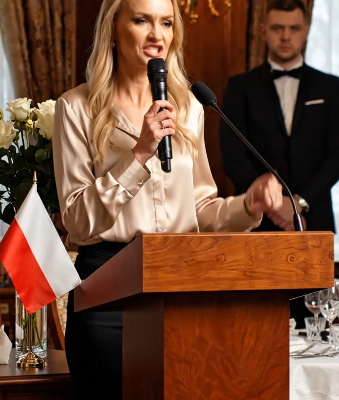 Moi rodzice sprzedali dom, który wybudowałem, dali pieniądze mojemu bratu, a potem zaprosili mnie na obiad z okazji Święta Dziękczynienia, jakby nic się nie stało.  Sprzęt komunikacyjny Dom stał na sześciu akrach ziemi na obrzeżach Knoxville w stanie Tennessee. Miał werandę okalającą dom, belki cedrowe i wyspę kuchenną, nad którą moja matka kiedyś płakała, bo powiedziała, że ​​jest „zbyt piękny jak na zwyczajne życie”.   00:00 Zbudowałem go po dwunastu latach pracy w budownictwie komercyjnym, wykorzystując własne oszczędności, własnych podwykonawców i każdy wolny weekend, jaki miałem, aż do momentu, gdy moje dłonie zaczęły pękać, a kolana bolały.  Moi rodzice wprowadzili się do nas po udarze taty, obiecując, że to tylko tymczasowe rozwiązanie, dopóki nie znajdą mniejszego lokum, które będzie im bardziej odpowiadać.  Tymczasowy okres obowiązywania umowy zmienił się na cztery lata.  Zapłaciłem podatki od nieruchomości, ubezpieczenie, naprawy, media i pożyczkę na pokrycie ostatniego etapu budowy, podczas gdy oni gościli grupy kościelne i mówili sąsiadom, że to „ dom  rodzinny ”.  Mój błąd polegał na wpisaniu ich nazwisk do umowy o ograniczonym użytkowaniu bez zapisania wszystkich granic w wystarczająco precyzyjnym języku, aby zachować ich uprawnienia.  Opakowanie Moim większym błędem było zaufanie mojemu bratu, Danielowi, gdy powiedział, że pomaga tacie „organizować papierkową robotę” w czasie jego rekonwalescencji.  Dwa miesiące przed Świętem Dziękczynienia do mojego mieszkania w centrum miasta dotarło wezwanie do zapłaty podatku powiatowego z błędnym adresem pocztowym. Ta drobna pomyłka doprowadziła do odkrycia transakcji.  Dom został przeniesiony na podstawie sfałszowanego upoważnienia i sprzedany prywatnemu nabywcy za 1,35 miliona dolarów, a niemal cały dochód netto wpłynął na konto firmowe Daniela.  Rodzina Kiedy skonfrontowałam się z rodzicami przez telefon, mama rozpłakała się, że Daniel ma długi, tata powiedział, że „zostało mi jeszcze wiele lat zarabiania”, a Daniel napisał: „Nie rób z tego tragedii”.  Więc nie zrobiłem tego brzydkim.  Uczyniłem to legalnym.  Pewnego poranka w Święto Dziękczynienia, podczas gdy moja mama sosowała indyka w ogromnej kuchni Daniela, a krewni śmiali się z fragmentów meczu futbolowego, telefon taty zawibrował na blacie.  Wtedy zadzwonił telefon Daniela.  Sprzęt komunikacyjny Wtedy zadzwonił telefon mamy.  Dziesięć minut później przybył kurier z grubą  kopertą zaadresowaną do całej trójki.  Tata wszedł do jadalni trzymając ją w ręku, jego twarz była szara, a w rogu widniał czarny adres zwrotny od mojego prawnika.  Daniel przestał się uśmiechać, zanim jeszcze koperta została otwarta.  Odstawiłem szklankę, rozejrzałem się po stole i powiedziałem: „Powinieneś to przeczytać na głos, skoro wszyscy tutaj pomogli cieszyć się domem, za który zapłaciłem”.  Moja matka szepnęła moje imię, jakbym to ja zrujnował Święto Dziękczynienia.  Tata drżącymi rękami rozdarł kopertę i pierwsza strona wysunęła się do połowy, zanim Daniel wstał i sięgnął po nią.  Opakowanie „Pozwól mi się tym zająć” – powiedział Daniel zbyt szybko.  Uśmiechnąłem się, bo winni ludzie zawsze chcą kontrolować papier, zanim papier zacznie mówić.  Tata odciągnął list i zaczął czytać w milczeniu, lecz jego usta przestały się poruszać, gdy zobaczył słowa: sfałszowane upoważnienie, oszukańczy przelew, sprzeniewierzenie środków i żądanie zachowania majątku.  Ciotka Carol pochyliła się i zapytała, co się dzieje.  Daniel warknął: „Nic. Po prostu nieporozumienie biznesowe”.  „Nie” – powiedziałem. „Nieporozumienie w biznesie to brak faktury. Sprzedaż domu, którego się nie jest właścicielem, i przekazanie pieniędzy sobie to oszustwo”.  W pokoju zapadła cisza, słychać było jedynie dźwięk timera w kuchni.  Mama chwyciła się oparcia krzesła i powiedziała: „Chcieliśmy uchronić Daniela przed utratą wszystkiego”.  Spojrzałem na nią i zapytałem: „Więc uznałaś, że powinienem wszystko stracić?”  Nikt nie odpowiedział.  W liście adwokat zażądał natychmiastowego zamrożenia pozostałej kwoty, sporządzenia pełnego rozliczenia sprzedaży, sporządzenia kopii wszystkich dokumentów użytych przy zamknięciu transakcji oraz dokonania zwrotu przed złożeniem pozwu cywilnego i karnego.  Żona Daniela, Ashley, patrzyła na niego z narastającym przerażeniem.  „Powiedziałeś mi, że twoi rodzice sprzedali dom, żeby zainwestować w twoją firmę” – powiedziała.  Daniel potarł czoło i mruknął, że to skomplikowane.  To jedno słowo mnie rozśmieszyło, bo ludzie zawsze mówią, że kradzież jest skomplikowana, podczas gdy wciąż mają nadzieję, że wstyd ją złagodzi.  Tata w końcu usiadł, ściskając list.  Powiedział, że podpisał to, co Daniel położył przed nim, ponieważ Daniel twierdził, że już się zgodziłam, a mama powiedziała, że ​​im wybaczę, gdy tylko zrozumiem sytuację kryzysową.  Zapytałem go, czy zadzwonił do mnie chociaż raz, zanim sprzedał dom, w którym w każdej ścianie widniały ślady mojego nazwiska, pieniędzy i pracy.  Jego oczy napełniły się łzami, ale łzy nie były dokumentami tytułowymi.  Daniel wstał i wskazał na mnie przez stół.  „Chciałeś zobaczyć, jak poniosę porażkę” – krzyknął. „Miałeś tam dom, podczas gdy moja firma upadała”.  Wstałem powoli.  „Nie, Danielu” – powiedziałem. „Miałeś firmę, która upadła, więc postanowiłeś, że mój dom będzie twoim tlenem”.  Kolacja z okazji Święta Dziękczynienia zakończyła się z indykiem wciąż w piekarniku i moim bratem krzyczącym do telefonu na podjeździe.  Sprzęt komunikacyjny Mój prawnik wysłał już zawiadomienie do kupującego, firmy zamykającej transakcję, ubezpieczyciela tytułu własności i banku Daniela, co oznaczało, że pieniądze nie mogły już dłużej po cichu znikać na pensje, pożyczki na sprzęt lub w wyniku innego desperackiego kłamstwa.  Następnego ranka firma zajmująca się obrotem nieruchomościami przyznała, że ​​w pakiecie autoryzacyjnym znajdowały się nieprawidłowości, m.in. poświadczony notarialnie podpis, który nie zgadzał się z moim, oraz adres e-mail, którego nigdy nie używałem.  Daniel twierdził, że zajął się papierkową robotą tylko dlatego, że tata był zdezorientowany, ale z rejestru połączeń agenta ds. finalizacji transakcji wynikało, że to Daniel naciskał na przyspieszenie transakcji.  Kupujący był wściekły, ale nie na mnie.  Jego prawnik zgodził się na współpracę, gdy dowiedział się, że nigdy nie podpisałem zgody na sprzedaż i nie otrzymałem ani dolara z tytułu zamknięcia transakcji.  Moi rodzice próbowali mnie odwiedzić w następnym tygodniu, ale spotkałam się z nimi w holu mojego biura, a nie w mieszkaniu, ponieważ nie mogłam już dłużej pozwalać, aby ból  rodziny wdzierał się wprost do mojej prywatności.  Rodzina Mama płakała pierwsza.  Powiedziała, że ​​Daniel błagał, tata spanikował, a oni myśleli, że ja przetrwam stratę lepiej, niż Daniel przetrwa bankructwo.  Powiedziałem jej, że to była najbardziej szczera i okrutna rzecz, jaką kiedykolwiek mi powiedziała.  Tata wyglądał na mniejszego, niż go zapamiętałem, ale starałem się nie mylić jego wstydu z odpowiedzialnością.  Przyznał, że pozwolił Danielowi przekonać się, że mój sukces sprawia, że ​​posiadanie czegoś na własność jest mniej ważne.  Ten wyrok bolał bardziej niż samo oszustwo, bo dowodził, że nie zapomnieli, że dom należy do mnie.  Po prostu uznali, że mogę sobie pozwolić na kradzież.  Przez kolejne trzy miesiące presja prawna negatywnie wpływała na wyniki Daniela.  Jego bank zamroził pozostałe fundusze, inwestorzy się wycofali, a Ashley wyprowadziła się, gdy odkryła, że ​​część pieniędzy wykorzystał na pokrycie długów, które przed nią ukrywał.  Aby uniknąć eskalacji przestępstwa, Daniel podpisał ugodę, w której przyznał, że nie ma żadnych praw własnościowych do nieruchomości, zgodził się zwrócić otrzymaną kwotę i zrzekł się roszczeń do przyszłego dziedziczenia przez rodzinę.  Moi rodzice podpisali oświadczenia, w których przyznali, że nie mają prawa autoryzować sprzedaży.  Nabywca zatrzymał dom dopiero po tym, jak skorygowana umowa wypłaciła mi pełną wartość, powiększoną o odszkodowania i koszty prawne, ponieważ wówczas nie chciałem już mieszkać w murach, które moja rodzina próbowała sprzedać za moimi plecami.  Kupiłem mniejszą chatę na płaskowyżu Cumberland, z czystą dokumentacją, zamkniętą bramą i bez dodatkowej sypialni zarezerwowanej na wyrzuty sumienia.  Podczas pierwszego Święta Dziękczynienia upiekłam jedną pierś z indyka, otworzyłam butelkę wina i zjadłam posiłek na ganku, podczas gdy góry nabierały błękitu w chłodnym wieczornym świetle.  Tego dnia Daniel wysłał mi wiadomość, że go zniszczyłem.  Usunąłem to.  Moi rodzice sprzedali dom, który wybudowałem i dali pieniądze mojemu bratu.  Na koniec udowodnili tylko, że dom można ukraść na papierze, ale prawda zawsze znajdzie drzwi wejściowe.