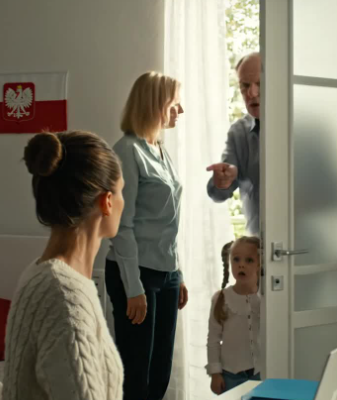 Podczas kolacji z okazji moich osiemnastych urodzin, po cichu przeniosłem swój wielomilionowy spadek na prywatny fundusz powierniczy, tak na wszelki wypadek. Następnego ranka moi rodzice i młodsza siostra weszli do mojego pokoju z uśmiechem – dopóki nie powiedziałem im, że dokumenty, których szukali, zniknęły z domu.