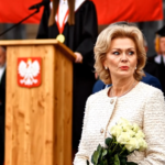 Stałam na scenie podczas uroczystości wręczenia dyplomów mojej siostry bliźniaczki, podczas gdy moi rodzice siedzieli w pierwszym rzędzie i uśmiechali się do niej. W chwili, gdy ogłoszono moje nazwisko jako prymuski, zdali sobie sprawę, że córka, którą upokorzyli, mówiąc, że „nie jest warta inwestycji”, stała się jedyną, za którą wszyscy stali.
