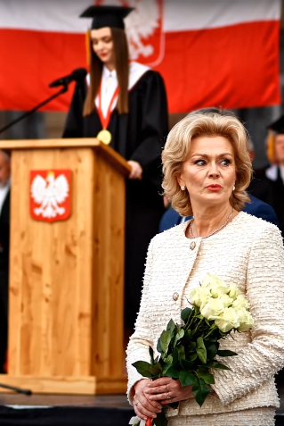 Stałam na scenie podczas uroczystości wręczenia dyplomów mojej siostry bliźniaczki, podczas gdy moi rodzice siedzieli w pierwszym rzędzie i uśmiechali się do niej. W chwili, gdy ogłoszono moje nazwisko jako prymuski, zdali sobie sprawę, że córka, którą upokorzyli, mówiąc, że „nie jest warta inwestycji”, stała się jedyną, za którą wszyscy stali.