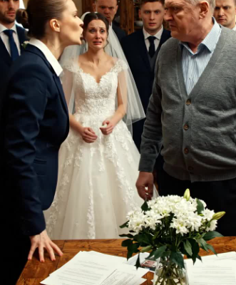 Moi rodzice sprzedali mój domek nad jeziorem, żeby zapłacić za ślub mojej siostry za 120 tysięcy dolarów. Roześmiali się. „Dzięki za prezent ślubny!”. Uśmiechnąłem się i kazałem im sprawdzić pocztę. Ich twarze zamarły, gdy to zobaczyli.