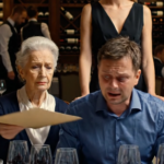 „Mamo, może powinnaś przeprosić”. W restauracji zapadła tak głęboka cisza, że ​​Eleanor słyszała, jak lód osiada w jej szklance z wodą.