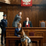 „Mamo, może powinnaś przeprosić.”  W restauracji zapadła tak głęboka cisza, że ​​Eleanor słyszała, jak w jej szklance z wodą osiada lód.  Po drugiej stronie stołu, jej syn Daniel, nie patrzył jej prosto w oczy. Miał zaciśniętą szczękę, a ramiona sztywne pod wyprasowaną niebieską koszulą, jakby już wiedział, że przekroczył granicę, ale chciał, żeby wszyscy w sali połknęli dowód, zanim ktokolwiek to zauważy.  Ale Eleanor to zauważyła.  Tak samo jak wszyscy inni.  Kelner stał nieruchomo przy ich stoliku z teczką z rachunkiem wciąż schowaną pod pachą. Kobieta przy sąsiednim stoliku powoli opuściła widelec. Gdzieś w pobliżu baru śmiech ucichł i zapadła niezręczna cisza.  Żona Daniela, Courtney, siedziała obok niego, opierając jedną rękę na kieliszku z winem, a jej uśmiech był mały i elegancki.  Kilka sekund wcześniej odchyliła się na krześle i nazwała Eleanor żenującą.  Nie delikatnie.  Nie prywatnie.  W sobotni wieczór, w środku zatłoczonej restauracji, pod ciepłymi wiszącymi lampami, w otoczeniu zapachu masła czosnkowego i drogiego steka, Courtney powiedziała to tak, jakby zdrapywała plamę z obrusu.  „Zawsze wszystko sprawiasz, że jest niezręcznie” – powiedziała jej. „To żenujące”.  Eleanor czekała.  Nie oczekuję przeprosin od Courtney.  Dla jej syna.  Dla chłopca, którego kiedyś nosiła w ramionach podczas gorączkowych nocy, dla chłopca, którego karmiła przedtem, dla chłopca, którego czesne za studia pokrywały lata pracy na dwie zmiany, opuchniętych stóp i lunchów, których nigdy nie kupowała, bo każdy dolar poszedł na ważniejsze wydatki.  Czekała, aż Daniel powie: „Nie mów tak do mojej matki”.  Tylko raz.  To było wszystko.  Zamiast tego odchrząknął, wpatrzył się w stół i wypowiedział zdanie, które ją opróżniło.  „Mamo, może powinnaś przeprosić.”  Eleanor patrzyła na niego przez dłuższą chwilę.  Uśmiech jego żony stał się łagodniejszy, niemal zwycięski.  Daniel pocierał kciukiem brzeg serwetki – nerwowy nawyk, który miał od dzieciństwa. Robił to przed sprawdzianami z ortografii. Przed wizytą u dentysty. Zanim poprosił ją o pieniądze, obiecał, że odda.  I nagle Eleanor zobaczyła go wyraźnie.  Nie jak mały chłopiec z poobijanymi kolanami.  Nie jako młody mężczyzna płaczący w jej kuchni, ponieważ bank zagroził mu kredytem hipotecznym.  Nie jak syn, który za każdym razem, gdy potrzebował ratunku, mówił: „Nie wiem, co bym bez ciebie zrobił”.  Zobaczyła dorosłego mężczyznę, który prosił swoją matkę, żeby się zmniejszyła, tak aby jego żona mogła poczuć się wyższa.  Courtney wypuściła powietrze przez nos.  „Szczerze mówiąc, Eleanor” – powiedziała wystarczająco cicho, by zabrzmieć opanowanie, ale wystarczająco głośno, by usłyszeli ją siedzący przy sąsiednich stolikach – „właśnie o to mi chodzi. Robisz sceny”.  Palce Eleanor spoczęły obok nietkniętej kawy.  Nie drżeli.  To ją zaskoczyło.  Przez lata myliła cierpliwość z miłością. Myliła ciszę ze spokojem. Płaciła rachunki, których nie była winna, tolerowała obelgi, na które nie zasługiwała, i wmawiała sobie, że rodzina musi coś kosztować.  Ale siedząc tam, w delikatnym świetle restauracji, patrząc, jak jej syn unika jej wzroku, poczuła, jak ostatnia nić pęka.  Nie głośno.  Nie dramatycznie.  Po prostu czysto.  Daniel w końcu podniósł wzrok.  „Mamo” – powiedział łagodniej. „Proszę, nie pogarszaj tego”.  Eleanor się uśmiechnęła.  Bardzo mały uśmiech.  Wyraz twarzy Courtney’ego zmienił się.  Ponieważ nie było w tym żadnej krzywdy.  Bez błagania.  Żadnej matki błagającej o wybór.  Tylko spokój.  Eleanor sięgnęła do torebki, wyjęła okulary do czytania i ostrożnie je rozłożyła. Potem sięgnęła po telefon.  Twarz Daniela uległa zmianie.  „Mamo, co robisz?”  Nie odpowiedziała od razu.  Ekran rozświetlił się, oświetlając jej twarz. Na górze czekała nowa wiadomość.  Od jej prawnika.  Ostateczne dokumenty gotowe do przeglądu.  Eleanor przeczytała to raz.  Potem spojrzała na Daniela.  Po raz pierwszy tej nocy wyglądał na przestraszonego.  Courtney wyprostowała się. „Jakie dokumenty?”  Eleanor położyła telefon ekranem do dołu obok kubka z kawą.  Kelner poruszył się nerwowo, ale nikt się nie poruszył.  Daniel przełknął ślinę.  „Mamo” – wyszeptał – „co zrobiłaś?”  Eleanor sięgnęła po teczkę z czekami, otworzyła ją i spojrzała na sumę.  Po czym zamknęła je z powrotem.  Powoli.  I powiedział: „Nie mam pewności, ile dokładnie będą kosztować twoje przeprosiny”.  Usta Daniela otworzyły się, ale nic nie powiedział.  Tym razem na jego twarzy nie było wystudiowanej łagodności. Żadnego synowskiego uśmiechu. Żadnego delikatnego skinienia głową, które zwykle pojawiało się tuż przed prośbą o coś, na co nie miał zamiaru się odwdzięczać.  Tylko panika.  Courtney wydała z siebie cichy śmiech, zbyt ostry, by mógł być naturalny.  „Naprawdę to robimy?” – zapytała, rozglądając się dookoła, jakby cała restauracja stała się dla niej publicznością, którą mogłaby kontrolować. „Eleanor, właśnie o takim zachowaniu mówiłam”.  Eleanor nie spojrzała na nią.  To była pierwsza rzecz, która naprawdę zaniepokoiła Courtney.  Eleanor nie spuszczała wzroku z Daniela.  Kelner stał przy stole, uwięziony między manierami a instynktem, zastygły w bezruchu, tak że srebrny długopis przypięty do fartucha ledwo drgnął. Świeca migotała obok koszyka z chlebem. U jej podstawy zaczął zbierać się roztopiony wosk, przejrzysty i kruchy w ciepłym świetle.  Daniel ponownie potarł kciukiem serwetkę.  „Mamo” – powiedział ciszej. „Chodź”.  Eleanor usłyszała w tych słowach jego starą wersję.  Mały chłopiec, który ciągnął ją za rękaw płaszcza w sklepach spożywczych.  Nastolatek, który zadzwonił z gabinetu pielęgniarki, bo miał gorączkę i chciał tylko ją zobaczyć.  Młody mężczyzna, który stał w jej kuchni, mając dwadzieścia dziewięć lat, z czerwonymi oczami, powiedział jej, że popełnił błąd z kredytem hipotecznym, a Courtney jeszcze o tym nie wiedziała.  Ona zawsze przychodziła.  Za każdym razem.  Nieważne jak bardzo była zmęczona.  Nieważne ile to kosztowało.  To właśnie bolało teraz najbardziej. Nie pieniądze. Nawet nie zniewaga. To straszna świadomość, że Daniel wciąż wierzył, że miłość oznacza, że ​​ona będzie przychodzić, nawet gdy to on przytrzymywał drzwi.  Eleanor ponownie otworzyła torebkę.  Uśmiech Courtney zniknął całkowicie.  „Co robisz?” zapytała Courtney.  Eleanor wyjęła złożoną kopertę. Kremowy papier. Jej imię było wyraźnie wydrukowane na przodzie.  Daniel wpatrywał się w to.  Znał tę kopertę.  Widział podobny na jej kuchennym stole dwa tygodnie wcześniej, kiedy wpadł tam bez zapowiedzi. Rzucił na niego okiem, a potem szybko odwrócił wzrok, gdy weszła do pokoju. Wtedy pocałował ją zbyt mocno w policzek i zapytał, czy nadal trzyma tę dobrą kawę w tej samej szafce.  Teraz wspomnienie przesunęło się po jego twarzy niczym cień.  Eleanor położyła kopertę obok czeku.  „Nie miałam zamiaru tego robić dziś wieczorem” – powiedziała.  Jej głos nie był głośny.  To sprawiło, że ludzie zaczęli się pochylać.  Oczy Courtney błysnęły. „Co zrobić?”  Eleanor w końcu zwróciła się do niej.  Kontakt wzrokowy był spokojny. Prawie czuły. To tylko pogarszało sprawę.  „Pozwolę ci wytłumaczyć się publicznie” – powiedziała Eleanor.  Courtney zesztywniała.  Daniel wyszeptał: „Mamo, proszę”.  Eleanor spojrzała na niego i wyraz jej twarzy złagodniał na pół sekundy.  Nie słabość.  Smutek.  „Prosiłeś mnie o przeprosiny” – powiedziała. „W obecności obcych. Po tym, jak twoja żona upokorzyła mnie w obecności obcych”.  Gardło Daniela poruszyło się.  „Próbowałem zachować spokój”.  „Nie” – powiedziała łagodnie Eleanor. „Próbowałeś zachować wygodę”.  Słowa wypowiedział cicho.  Daniel wzdrygnął się, jakby podniosła rękę.  Courtney sięgnęła po kieliszek do wina, ale jej palce za pierwszym razem chybiły nóżki. Cichy dźwięk kryształu uderzającego o jej pierścionek przeciął ciszę.  „Danielu” – powiedziała Courtney cicho i ostrzegawczo.  Ale Daniel cały czas patrzył na matkę.  Eleanor rozłożyła kopertę i wyjęła trzy strony.  Restauracja zdawała się oddychać wokół nich. Widelce leżały nietknięte na talerzach. Kelnerka z przodu zwolniła przy stanowisku rezerwacji. Przy barze barman dwukrotnie, nie patrząc w dół, wytarł to samo miejsce na ladzie.  Eleanor położyła pierwszą stronę płasko na stole.  Oczy Daniela spuściły się.  Courtney pochyliła się do przodu.  Potem jej twarz się zmieniła.  To było subtelne.  Lekkie napięcie w kąciku ust. Mrugnięcie, które nastąpiło za późno. Oddech utknął jej tuż za zębami.  Eleanor to widziała.  Daniel również.  „Co to jest?” zapytał.  „To szczegółowy zapis” – powiedziała Eleanor.  Courtney warknęła: „Czego?”  Eleanor przesunęła stronę w stronę Daniela.  „Twoje raty kredytu hipotecznego. Awaryjne przelewy. Salda na karcie kredytowej, które spłaciłem, kiedy Courtney powiedziała, że ​​odsetki cię wykańczają. Depozyt na szkołę prywatną, o którym mówiłeś, że jest tymczasowy. Naprawy domu. Rachunek za leczenie, o którym mówiłeś, że ubezpieczyciel nie zatwierdził.”  Daniel wpatrywał się.  Liczby biegły wzdłuż strony w wyraźnych, czarnych kolumnach.  Daty.  Kwoty.  Notatki.  Jego nazwisko pojawiało się raz po raz.  Twarz Courtney zbladła pod makijażem.  Daniel powoli podniósł wzrok. „Po co to tu przyniosłeś?”  Usta Eleanor rozchyliły się, a potem znów zamknęły.  Przez chwilę musiała odetchnąć.  Nie dlatego, że miała wątpliwości.  Bo widok tych liczb przed sobą przypominał kładzenie lat jej ciała na stole. Każdą dodatkową zmianę. Każdy opóźniony urlop. Każdy zimowy płaszcz, który nosiła za długi, bo Daniel potrzebował pomocy „tylko ten jeden raz”.  „Nie przyniosłam tego tutaj, żeby cię ukarać” – powiedziała. „Przyniosłam to, bo mój prawnik powiedział mi, żebym się z tobą więcej nie spotykała bez dokumentów”.  To zdanie wywołało dreszcz.  Oczy Daniela szybko się podniosły.  Courtney odchyliła się do tyłu, jakby kabina nagle ją poparzyła.  „Adwokat?” zapytał Daniel.  Eleanor skinęła głową.  Zniżył głos. „Po co angażujesz prawnika?”  Courtney wyzdrowiała pierwsza.  „To szaleństwo” – powiedziała głośniej. „Zmieniasz rodzinny obiad w jakiś legalny występ, bo ktoś cię uraził?”  Mężczyzna przy sąsiednim stoliku spojrzał prosto na Courtney.  Ona zauważyła.  Jej wyraz twarzy stał się napięty.  Eleanor położyła obie dłonie na stole. Cienka złota obrączka, którą wciąż nosiła po ojcu Daniela, odbijała światło.  „Moje uczucia były zranione przez lata” – powiedziała. „Dzisiejszy wieczór sprawił, że nie mogłam już udawać, że nic się nie stało”.  Daniel ponownie spojrzał na stronę.  Coś w jego wnętrzu walczyło.  Widziała to. Chłopiec i mężczyzna. Wstyd i nawyk. Miłość i tchórzostwo. Chciał do niej sięgnąć, ale obecność Courtney trzymała go w miejscu jak dłoń na karku.  Courtney nachyliła się ku niemu.  „Danielu” – powiedziała przez zęby – „nie angażuj się w to”.  Eleanor spojrzała na nią.  „Jesteś już zaręczony” – powiedziała. „Za każdym razem, gdy wysyłałeś mi wiadomość z telefonu Daniela”.  Courtney zamarła.  Daniel zwrócił się do żony.  “Co?”  Słowo zabrzmiało jak małe.  Wzrok Courtney wyostrzył się. „Przepraszam?”  Eleanor sięgnęła po drugą stronę.  „To właśnie dlatego” – powiedziała, kładąc ją obok pierwszej – „mój prawnik działał szybciej”.  Oddech Daniela uległ zmianie.  Spojrzał ze strony na matkę.  Druga strona nie dotyczyła finansów.  To były zrzuty ekranu.  Wiadomości.  Upraszanie.  Kilka z numeru Daniela.  Fragment wiadomości e-mail od Courtney.  Niektóre z nich były napisane głosem Daniela tak źle, że Eleanor domyśliła się tego niemal natychmiast, ale potrzebowała czasu, by zaakceptować ich okrucieństwo.  Mamo, Courtney jest zawstydzona, że ​​musimy cię o to ciągle pytać.  Mamo, nie rób z tego niezręcznej sytuacji.  Mamo, jeśli troszczysz się o przyszłość Noaha, pomożesz mu.  Mamo, Courtney uważa, że ​​może powinnaś sprzedać dom zanim stanie się dla ciebie zbyt kosztowny.  Dłoń Daniela zacisnęła się na serwetce.  Spojrzał na Courtney.  „Ty je wysłałeś?”  Usta Courtney rozchyliły się.  Restauracja zniknęła dla Eleanor.  Przez sekundę widoczna była tylko twarz jej syna.  Jeszcze nie jestem zły.  Nie do końca.  Po prostu oszołomiony, jakby w pokoju, który myślał, że zna, otworzyły się drzwi.  Courtney zaśmiała się raz. „Wysłałam kilka praktycznych wiadomości, bo odmówiłeś zajęcia się tymi sprawami”.  „Korzystam z telefonu?”  „Zostawiasz to wszędzie.”  Daniel wpatrywał się w nią.  Słowa te nie brzmiały jak zaprzeczenie.  Brzmiały jak spowiedź.  Courtney zdała sobie z tego sprawę za późno.  Poczuła delikatny puls na szyi.  Eleanor podniosła szklankę z wodą, ale nie napiła się. Trzymała ją tylko, czując zimno uderzające w dłoń. Dotykowe otoczenie ją uziemiło. Skroplona para zwilżyła jej palce. W pomieszczeniu unosił się zapach rozmarynu, wina i przegrzanego masła.  Głos Daniela stał się cichszy.  “Ile?”  Courtney odwróciła wzrok.  Daniel powtórzył: „Ile, Courtney?”  Odwróciła się, a jej oczy błyszczały gniewem. „Och, proszę. Nie udawaj niewiniątka. Skorzystałeś na każdym czeku, który wystawiła”.  Prawda uderzyła go tak mocno, że Eleanor niemal odwróciła wzrok.  Ale tego nie zrobiła.  Miłość matki jest w stanie przetrwać wiele.  Nie może uleczyć tego, czego syn nie chce widzieć.  Daniel lekko odsunął kartkę, nie odrzucając jej, ale dlatego, że nagle poczuł, iż nie może oddychać, mając ją tak blisko.  „Nie wiedziałem o tym wszystkim” – powiedział.  Eleanor patrzyła na jego ręce.  Teraz drżeli.  Courtney prychnęła. „Wiedziałaś wystarczająco dużo”.  Daniel zwrócił się do niej. „Nie wiedziałem, że jej powiedziałeś, że chcę, żeby sprzedała dom”.  Oczy Courtney się zwęziły.  Kelner wyszeptał: „Proszę pani, proszę pana, mogę dać panu chwilę…”  „Nie” – odpowiedziała cicho Eleanor.  Kelner się zatrzymał.  Wtedy Eleanor spojrzała na niego. Jej wyraz twarzy złagodniał. „Ale dziękuję. Byłeś bardzo miły”.  Młody mężczyzna przełknął ślinę i skinął głową, wdzięczny za ludzki gest pośród całego tego napięcia.  Courtney nagle wstała.  Nogi jej krzesła szurały o podłogę.  Kilka osób odwróciło się teraz całkowicie.  „To upokarzające” – powiedziała.  Eleanor spojrzała na nią.  „Tak” – powiedziała. „Zgadza się”.  Twarz Courtney poczerwieniała.  Daniel podniósł się w połowie drogi, instynktownie rozdarty między żoną i matką.  Courtney wskazała na Eleanor wypielęgnowanym palcem. „Myślisz, że pieniądze dają ci nad nami władzę”.  „Nie” – powiedziała Eleanor. „Myślałam, że miłość nakłada na ciebie odpowiedzialność wobec mnie”.  To uciszyło nawet Courtney.  Na jeden oddech.  Dwa.  Wtedy usta Courtney się skrzywiły.  „Odpowiedzialność?” – zapytała. „Dusisz go. Sprawiasz, że czuje się winny, że ma życie. Zachowujesz się, jakby każdy dolar, który mu dałeś, był jakąś świętą ofiarą”.  Daniel wyszeptał: „Courtney”.  Ale teraz się rozpadała i wszyscy mogli to zobaczyć.  To był jej upadek.  To nie są dokumenty Eleanor.  Nie, to nie wstyd Daniela.  Courtney ma potrzebę zwycięstwa.  „Chcesz wiedzieć, dlaczego nazwałam cię żenującą?” – kontynuowała Courtney, podnosząc głos. „Bo siedzisz tam ze swoim smutnym uśmiechem, czekając, aż wszyscy będą cię podziwiać za to, że jesteś stara i samotna”.  Z sąsiedniego stolika dobiegło ciche westchnienie.  Daniel zamknął oczy.  Eleanor się nie poruszyła.  Courtney pochyliła się nad stołem i ciężko oddychała.  „I tak” – powiedziała – „mówiłam Danielowi, że stajesz się zbyt zapominalski, żeby zarządzać domem. Bo ktoś musiał ci to powiedzieć”.  Daniel otworzył oczy.  Ostatni kolor zniknął z jego twarzy.  Eleanor powoli odstawiła szklankę z wodą.  Podstawa dotknęła stołu wydając cichy, końcowy dźwięk.  Daniel spojrzał na Courtney, jakby stała się dla niego kimś obcym.  „Co właśnie powiedziałeś?”  Courtney zamarła.  I tak to się stało.  Ukryta prawda, ujawniona w najgorszym możliwym momencie.  Eleanor sięgnęła po trzecią stronę.  Jej ręka była pewna.  „To” – powiedziała – „jest list, który Courtney przygotowała dla ciebie, abyś wysłał go do mojego lekarza”.  Daniel wpatrywał się w nią.  Courtney szepnęła: „Eleanor”.  Po raz pierwszy w jej głosie słychać było strach.  Eleanor rozłożyła stronę.  „Napisano w nim, że martwisz się moim pogorszeniem funkcji poznawczych” – powiedziała Eleanor. „Napisano w nim, że podejmuję impulsywne decyzje finansowe. Napisano, że powinnam zostać poddana ocenie, zanim zmienię plan majątkowy”.  Daniel opadł z powrotem na krzesło.  „Nie” – powiedział.  Słowo pękło.  Eleanor spojrzała na niego, a jej gniew złagodniał i zmienił się w coś o wiele bardziej bolesnego.  “Tak.”  Courtney chwyciła torebkę.  „Nie zostanę tu na dłużej.”  Daniel zwrócił się do niej.  „Ty to napisałeś?”  Oczy Courtney błyszczały, wściekłe i uwięzione. „Próbowałam chronić naszą rodzinę”.  „Od mojej matki?”  „Od tego, że się przeciwko nam zwróciła!”  „Ona zapłaciła naszą ratę kredytu hipotecznego”.  „Ona cię dzięki temu kontrolowała.”  Daniel teraz wstał całkowicie.  Przez lata Eleanor obserwowała, jak kurczy się, gdy tylko głos Courtney stawał się ostrzejszy. Nienawidziła siebie za to, że to zauważyła, i jeszcze bardziej nienawidziła siebie za to, że milczała.  Ale teraz coś się w nim zmieniło.  Jego ramiona nie opadły.  Nie opuścił oczu.  Spojrzał na żonę zbolałym wzrokiem mężczyzny, który w końcu zrozumiał kształt swojej kapitulacji.  „Użyłeś mojego telefonu” – powiedział. „Prosiłeś moją matkę o pieniądze za moimi plecami. Próbowałeś zmusić jej lekarza do kwestionowania jej decyzji”.  Głos Courtney zadrżał. „Bo chciała nas odciąć”.  Eleanor usłyszała, jak ktoś gwałtownie wciągnął powietrze.  Daniel też to usłyszał.  Publiczność, kinowa ekspozycja w świetle i cieniu, intymny szczegół rodziny włamującej się do pięknej restauracji, sprawiły, że pomieszczenie wydawało się niemal nierealne.  Daniel szepnął: „Wiedziałaś?”  Courtney nic nie powiedziała.  „Wiedziałeś, że zmieniała dokumenty?”  Szczęka Courtney’a poruszyła się.  Potem spojrzała na Eleonorę z czystą nienawiścią.  „Widziałem kopertę.”  Daniel wpatrywał się.  Eleanor zamknęła oczy na pół sekundy.  No i stało się. Mała tajemnica, która dręczyła ją od dwóch tygodni. To, jak Courtney nagle stała się milsza. To, jak Daniel dzwonił trzy razy w ciągu jednego dnia. To, że dzisiejsza kolacja była pomysłem Courtney.  Courtney nie chciała pokoju.  Chciała mieć kontrolę jeszcze przed podpisaniem dokumentów.  Eleanor otworzyła oczy.  „Zostały podpisane dziś po południu” – powiedziała.  Courtney znieruchomiała.  Daniel zwrócił się do matki.  „Jakie dokumenty?”  Eleanor ponownie sięgnęła do koperty.  Tym razem wyjęła pojedynczą złożoną kartkę.  Nie plan majątkowy.  Nie jest to pełne zaufanie.  Tylko list, który doradził jej prawnik.  Jej głos był na tyle cichy, że wszyscy musieli uważnie słuchać.  „Usunąłem cię z funkcji mojego pełnomocnika finansowego”.  Twarz Daniela się skrzywiła.  Podobnie było w przypadku Courtney, ale z innego powodu.  „Zaktualizowałem swoją dyrektywę dotyczącą opieki zdrowotnej. Umieściłem dom w chronionym funduszu powierniczym. I zmieniłem warunki testamentu”.  Daniel chwycił się oparcia krzesła.  “Mama…”  Oczy Eleanor zaszkliły się, ale łzy nie popłynęły.  „Nie wydziedziczyłam cię” – powiedziała.  Ramiona Courtney’ego lekko się rozluźniły.  Eleanor to widziała.  Daniel również.  Ten mały ruch zmienił wszystko.  „Ale” – kontynuowała Eleanor – „nic nie będzie dostępne dla nikogo, kto będzie próbował podważyć moje kompetencje, wywierać na mnie presję, żebym sprzedała dom, albo wykorzystywać Noaha jako dźwignię”.  Rozluźnione ramiona Courtney’ego znów się zablokowały.  Oddech Daniela stał się nierówny.  Eleanor starannie złożyła papier.  „Twój ojciec i ja zbudowaliśmy ten dom własnymi rękami” – powiedziała. „Nie pozwolę, żeby ktoś, kto uważa dobroć za słabość, mi go odebrał”.  Courtney warknęła: „Jesteś mściwy”.  „Nie” – powiedziała Eleanor. „Nie śpię”.  Daniel opadł z powrotem na krzesło.  Jego twarz była teraz wilgotna, chociaż Eleanor nie zauważyła pierwszej łzy.  „Mamo” – powiedział – „przepraszam”.  Przeprosiny zabrzmiały ostro.  Nie polerowane.  Bezużyteczne.  Nie wystarczy.  Eleanor spojrzała na niego.  Przez jedną straszną chwilę zapragnęła wyciągnąć rękę przez stół i dotknąć jego policzka, tak jak robiła to, gdy miał pięć lat i bał się grzmotów.  Ale to nie był grzmot.  To był wybór.  Więc trzymała ręce złożone.  „Za co przepraszasz?” zapytała.  Daniel przełknął ślinę.  Courtney szepnęła: „Nie”.  Zignorował ją.  Cała restauracja zdawała się wstrzymać oddech.  Daniel ocierał twarz wierzchem dłoni, wstydząc się łez, lecz nie potrafiąc ich powstrzymać.  „Przepraszam, że pozwoliłem jej tak do ciebie mówić” – powiedział. „Przepraszam, że sprawiłem, że poczułaś, że pomagając mi, musisz pogodzić się z upokorzeniem. Przepraszam, że wiedziałem, że coś jest nie tak i nazywałem to utrzymywaniem pokoju”.  Usta Eleonory zadrżały.  Daniel spojrzał na dokumenty.  „Przepraszam” – powiedział łamiącym się głosem – „że kazałem ci ponieść koszt mojego życia, jakby to była twoja praca”.  Eleanor powoli wciągnęła powietrze.  Przeprosiny włożyła sobie ostrożnie.  Jeszcze nie tak uzdrawiające.  Jako prawdę.  Courtney chwyciła płaszcz z oparcia krzesła.  „To żałosne” – powiedziała.  Daniel spojrzał na nią.  „Nie” – powiedział. „To już dawno powinno być zrobione”.  Courtney roześmiała się, ale jej śmiech załamał się w połowie.  „Myślisz, że ci teraz wybaczy? Myślisz, że po prostu odda ci wszystko, bo płakałeś w restauracji?”  Wyraz twarzy Daniela stwardniał.  „Nie chcę jej pieniędzy.”  Courtney spojrzała na niego.  Po raz pierwszy tej nocy wyglądała na naprawdę przestraszoną.  Daniel sięgnął do kieszeni i położył swoją kartę kredytową na teczce z czekami.  „Zapłacę za kolację” – powiedział.  Eleanor spojrzała na kartkę.  Taka mała rzecz.  Rzecz normalna.  Syn płacący za kolację po tym, jak skrzywdził matkę, nie powinien czuć się tak okropnie.  Ale tak się stało.  Courtney znów rzuciła się na torebkę.  „Dobra” – powiedziała. „Ciesz się, że mną manipulujesz”.  Daniel zwrócił się do niej.  „Nie, Courtney. Nie możesz wyjść pierwsza.”  Zamarła.  Mówił cicho, ale jego głos się niósł.  „Jesteś winien mojej matce przeprosiny.”  Twarz Courtney stwardniała i przypominała maskę.  „Nic jej nie jestem winien”.  Eleanor wstała.  Nie szybko.  Nie dramatycznie.  Stała z powolną godnością kobiety, która przez lata się schylała i w końcu przypomniała sobie kształt własnego kręgosłupa.  Pokój zdawał się unosić wraz z nią.  Courtney cofnęła się o pół kroku.  Eleanor wzięła trzy strony, wsunęła je do koperty i schowała ją do torebki.  Potem spojrzała na Courtney.  „Masz rację w jednej sprawie” – powiedziała Eleanor. „Nic mi nie jesteś winna”.  Courtney mrugnęła.  Eleanor kontynuowała: „Twoje przeprosiny byłyby tylko kolejnym występem”.  Daniel wzdrygnął się, słysząc prawdę.  Eleanor spojrzała na niego.  „Ale jesteś sobie winien uczciwość. I jesteś winien swojemu synowi coś więcej niż nauczanie go, że miłość oznacza patrzenie, jak ktoś jest obrażany, i proszenie zranionej osoby o przeprosiny”.  Na wzmiankę o Noem Daniel zamarł.  Courtney otworzyła usta.  Głos Eleanor po raz pierwszy stał się ostrzejszy.  „Nie rób tego” – powiedziała.  Courtney zamknęła usta.  Nastała cisza, niemal gwałtowna.  Następnie z budki za nimi wyszła starsza kobieta o srebrnych włosach, która położyła gotówkę na swoim stole, ostrożnie stanęła, podpierając się laską, i spojrzała na Eleanor.  „Postąpiłeś słusznie” – powiedziała.  Jej mąż skinął głową.  To przełamało czar.  Nie głośno.  Ale dość.  Kilka osób spuściło wzrok, zawstydzone własnym patrzeniem. Inni patrzyli na Courtney z otwartym osądem. Publiczne konsekwencje, jakie Courtney próbowała wywrzeć na Eleanor, obróciły się przeciwko niej z nieodwracalną siłą.  Courtney to poczuła.  Jej twarz płonęła.  Złapała płaszcz i ruszyła w stronę wyjścia, ale tym razem nikt od razu za nią nie poszedł.  Nie Daniel.  Nie Eleanor.  Courtney zatrzymała się przed restauracją i czekała.  Daniel pozostał tam, gdzie był.  Wyraz jej twarzy zmienił się z oburzenia w niedowierzanie.  „Danielu” – zawołała.  Spojrzał na nią.  Przez lata to by wystarczyło.  Dziś tak nie było.  „Zabieram mamę do domu” – powiedział.  Oczy Courtney rozszerzyły się.  Potem się roześmiała, cicho i złośliwie, ale wszyscy mogli usłyszeć kryjący się w tym śmiechu strach.  „Będziesz tego żałować.”  Głos Daniela był zmęczony.  „Już to robię.”  Courtney stała tam jeszcze przez sekundę, upokorzona w pokoju, w którym próbowała upokorzyć kogoś innego.  Następnie odwróciła się i przeszła przez szklane drzwi w noc.  Drzwi zamknęły się za nią.  Dźwięk był cichy.  Finał.  Daniel usiadł ponownie, jakby odmówiły mu posłuszeństwa kolana.  Eleanor pozostała stojąc.  Kelner podszedł powoli.  „Czy mam przynieść czek?” zapytał.  Daniel skinął głową.  „Tak” – powiedział. „Proszę.”  Jego głos się załamał.  Kelner ostrożnie położył go na stole.  Daniel podpisał nie patrząc na sumę.  Eleanor obserwowała, jak długopis przesuwa się po papierze.  To nie była sprawiedliwość.  Nie do końca.  Ale to było pierwsze uczciwe działanie, jakie podjął tej nocy.  Na zewnątrz deszcz zaczął stukać o okna restauracji, zmieniając światło latarni w drżące złote linie na szybie. Dźwięk zmiękczył atmosferę w pomieszczeniu. Rozmowy powróciły ostrożnie, stonowane, jakby ludzie starali się nie poruszyć ruin.  Daniel stał obok swojej matki.  „Czy mogę odprowadzić cię do samochodu?” zapytał.  Eleanor spojrzała na niego.  Jego oczy były czerwone. Jego twarz wyglądała jednocześnie młodziej i starzej.  Chciała od razu powiedzieć „tak”.  Chciała powiedzieć nie na zawsze.  Zamiast tego powiedziała: „Możesz iść obok mnie”.  Daniel zrozumiał różnicę.  Następnie skinął głową.  Wyszli razem na deszcz.  Powietrze było chłodne i pachniało mokrym asfaltem i spalinami. Eleanor otworzyła swój mały parasol, granatowy, który Daniel dał jej trzy Boże Narodzenia temu, zapomniawszy kupić prezent, dopóki apteka nie była jedynym sklepem, który wciąż był otwarty.  Wtedy także przeprosił.  Powiedziała, że ​​wszystko jest w porządku.  Dziś tego nie powiedziała.  Daniel podszedł blisko, ale nie za blisko. Po raz pierwszy zdawał się być świadomy dzielącej ich przestrzeni i uważać, by nie domagać się tego, na co nie zasłużył.  Gdy Eleanor była już w samochodzie, otworzyła drzwi, ale nie wsiadła do środka.  Deszcz padał na włosy Daniela i przyciemniał ramiona jego koszuli.  „Muszę cię o coś zapytać” – powiedział.  Eleanor czekała.  „Myślałeś, że to ja napisałem te wiadomości?”  Długo mu się przyglądała.  To był trudny, ostateczny wybór.  Nie dokumenty.  Nie chodzi o pieniądze.  Ten.  Czy złagodzić prawdę, by oszczędzić mu bólu, czy wypowiedzieć emocjonalną prawdę i pozwolić jej działać.  „Miałam nadzieję, że nie”, powiedziała.  Twarz Daniela się skrzywiła.  „Ale wierzyłem, że tak może być.”  Odwrócił wzrok.  Przejechał samochód, a jego reflektory przesunęły się po jego mokrej twarzy.  „To jest gorsze” – wyszeptał.  „Tak” – odpowiedziała Eleanor.  Skinął głową raz, niepewnie.  „Nie wiem, jak to naprawić.”  „Dziś tego nie naprawisz.”  Spojrzał na nią.  Otworzyła drzwi samochodu.  „Na początek nie każ mi udawać, że nic się nie stało”.  Daniel zakrył usta dłonią. Jego ramiona zadrżały.  Eleanor stała pod parasolem i patrzyła, jak jej dorosły syn płacze na deszczu.  Nie spieszyła się, żeby go ratować.  To powściągliwość bolała bardziej niż gniew.  Ale to było konieczne.  Na koniec Daniel opuścił rękę.  „Noe słyszał część z tego” – powiedział.  Twarz Eleanor uległa zmianie.  „Noe tu był?”  Daniel skinął głową, czując, jak ogarnia go wstyd. „Siostra Courtney odebrała go przed deserem. Był zdenerwowany. Zapytał, dlaczego babcia jest smutna”.  Eleanor zamknęła oczy.  Ukryta rana w nocy pogłębiła się.  Noe.  Chłopiec z nerwowym pocieraniem kciuka przez Daniela i poważnym spojrzeniem zmarłego męża Eleanor.  Jedyna osoba, której Eleanor pomagała bez urazy.  Głos Daniela się załamał.  Powiedziałem mu, że jesteś po prostu zmęczony.  Eleanor otworzyła oczy.  „Nie kłam mu więcej.”  Daniel szybko skinął głową.  „Nie zrobię tego.”  „Dzieci wiedzą, kiedy dorośli kłamią. Po prostu uczą się przestać pytać”.  To zdanie pozostało między nimi.  Daniel spojrzał na mokry chodnik.  „Nie chcę, żeby stał się mną”.  Gniew Eleanor znów osłabł, ale nie zniknął.  „To zależy od tego, co zrobisz dalej.”  Skinął głową.  „Co mam zrobić?”  Eleanor wsiadła do samochodu. Potem zatrzymała się, trzymając jedną rękę na drzwiach.  „Wracaj do domu” – powiedziała. „Powiedz mu prawdę w sposób, który dziecko jest w stanie znieść. Powiedz mu, że babcia została skrzywdzona i że powinieneś był jej bronić. Powiedz mu, że dorośli mogą się mylić. A potem pokaż mu, że jesteś lepszy”.  Łzy Daniela mieszały się z deszczem.  „A Courtney?”  Eleanor spojrzała przez przednią szybę w stronę restauracji, gdzie ciepłe światło odbijało się od szkła.  „To twoje małżeństwo” – powiedziała. „Nie moje”.  Skinął głową.  Słowa zabrzmiały twardo, ale były czyste.  Eleanor uruchomiła silnik.  Daniel cofnął się.  Zanim zamknęła drzwi, lekko się pochylił i powiedział: „Mamo”.  Ona czekała.  “Kocham cię.”  Przez lata zdanie to wystarczało, żeby otworzyć na nowo wszystkie drzwi.  Dziś wieczorem Eleanor trzymała go ostrożnie, jak coś kruchego, ale nie magicznego.  „Ja też cię kocham” – powiedziała. „Ale miłość to nie przyzwolenie”.  Potem zamknęła drzwi.  Daniel stał na deszczu, gdy ona odjeżdżała.  Po raz pierwszy w życiu Eleanor nie obejrzała się od razu.  Poczekała do następnego czerwonego światła.  Dopiero wtedy spojrzała w lustro.  Nadal tam stał, mały w świetle reflektorów restauracji, z pustymi rękami opuszczonymi wzdłuż ciała.  Następnego ranka Eleanor obudziła się przed wschodem słońca.  Na kilka sekund zapomniała.  Potem pamięć powróciła fragmentarycznie.  Restauracja.  Głos Daniela.  Twarz Courtney.  Dokumenty.  Deszcz.  Leżała nieruchomo pod bladoniebieskim światłem wpadającym do jej sypialni, wsłuchując się w szmer starego domu wokół niej. Grzejnik kliknął. Gałąź delikatnie otarła się o okno. Gdzieś na ulicy pies zaszczekał raz i zamilkł.  Jej telefon leżał na stoliku nocnym.  Trzy nieodebrane połączenia od Daniela.  Jedna wiadomość głosowa.  Jedna wiadomość.  Nie otworzyła ich od razu.  Zamiast tego wstała, zrobiła kawę i stanęła w kuchni, gdzie kiedyś pakowała Danielowi lunche przed świtem. Blaty były stare, ale czyste. Na rogu płytki przy zlewie widniał niewielki odprysk, z roku, w którym Daniel upuścił kubek, ćwicząc przemówienie szkolne, i rozpłakał się, bo myślał, że się rozgniewa.  Wtedy nie była zła.  Teraz już nie była zła.  Nie tylko zły.  To była skomplikowana część.  Telefon znów zawibrował.  Tym razem imię na ekranie zaparło jej dech w piersiach.  Noe.  Eleanor wpatrywała się w to.  Potem odpowiedziała.  Cześć, kochanie.  Na linii zapadła cisza.  Płytki oddech.  Wtedy odezwał się głos Noaha, cienki i ostrożny.  “Babcia?”  “Tak kochanie.”  „Tata powiedział mi, że się mylił.”  Eleanor przycisnęła jedną rękę do blatu.  Poranne światło było rozmazane.  „Naprawdę?”  „Powiedział, że powinien był chronić twoje uczucia. I powiedział, że dorośli muszą przepraszać, kiedy ranią innych.”  Eleanor zamknęła oczy.  Łza spłynęła po jej policzku, ciepła.  Noe wyszeptał: „Czy nadal jesteś moją babcią?”  Pytanie to niemal ją powaliło na kolana.  „Och, Noah” – powiedziała łamiącym się głosem. „Zawsze”.  Wydechnął drżący z ulgi.  „Czy mogę przyjść do ciebie?”  Eleanor rozejrzała się po kuchni.  Na pustym krześle.  Drugi kubek nadal trzymała w szafce, ponieważ Noah lubił gorącą czekoladę w kubku dla dorosłych.  „Tak” – powiedziała. „Możesz mnie odwiedzić”.  „Tata powiedział, że tylko jeśli chcesz.”  Eleanor uśmiechnęła się przez łzy.  „To było miłe z jego strony.”  Noe znów milczał.  Potem szepnął: „Chcę ci coś przynieść”.  “Co to jest?”  „To tajemnica.”  Po raz pierwszy od wyjścia z restauracji Eleanor cicho się zaśmiała.  Naprawdę dużo śmiechu.  Mały, posiniaczony, ale żywy.  „W porządku” – powiedziała. „Będę tutaj”.  W południe Daniel przyprowadził Noego.  Nie wszedł do domu, jakby był jego właścicielem.  Stał na ganku i czekał, dzwoniąc dzwonkiem, mimo że wciąż miał klucz. Eleanor zauważyła to pierwsza.  Szacunek często zaczyna się od pauzy.  Gdy otworzyła drzwi, Noah pobiegł jej w ramiona.  Miał osiem lat, był cały zmartwiony i opierał się o nią, a on przytulił się do niej z taką siłą, że zamknęła oczy.  „Przykro mi, że byłaś smutna” – wymamrotał w jej sweter.  Eleanor ostrożnie uklękła i objęła jego twarz.  „Nic złego nie zrobiłeś.”  „Wiem” – powiedział szybko, po czym spuścił wzrok. „Ale i tak czułem się źle”.  Odgarnęła mu włosy do tyłu.  „To znaczy, że twoje serce pracuje.”  Daniel stał za nim na ganku, blady i wyczerpany.  Trzymał tekturowe pudełko.  To nie jest pudełko na prezent.  Zwykłe pudło do przeprowadzki.  Wzrok Eleanor powędrował w tamtą stronę.  Daniel przełknął ślinę.  „To są wyciągi” – powiedział. „Wszystko, co udało mi się znaleźć. Przelewy. Karty. Konto, z którego korzystała Courtney. Przekazuję kopie twojemu prawnikowi”.  Eleanor powoli wstała.  Oczy Daniela badały jej twarz.  „Zadzwoniłem też po psychologa” – powiedział. „Dla siebie. I dla Noaha, jeśli będzie potrzebował”.  Noah podniósł wzrok. „Tata płakał przez telefon”.  Twarz Daniela poczerwieniała.  Eleanor prawie się uśmiechnęła.  Daniel nie zaprzeczył.  „Tak” – powiedział cicho. „Tak zrobiłem”.  To miało znaczenie.  Nie dlatego, że płacz cokolwiek naprawił.  Ponieważ ukrywanie się wyrządziło tak wiele szkód.  Eleanor otworzyła drzwi szerzej.  „Możesz wejść” – powiedziała.  Daniel wstrzymał oddech.  Nie przebaczenie.  Jeszcze nie.  Ale otwarcie.  W środku dom otulał ich znajomą ciszą. Popołudniowe światło rozlewało się po podłodze salonu. Kurz unosił się powoli w powietrzu. Stare rodzinne zdjęcia na kominku oglądano bez osądu: siedmioletni Daniel trzymający za duży kij baseballowy; Eleanor i jej zmarły mąż Robert na plaży; Noah jako maluch śpiący na jej ramieniu.  Daniel położył pudełko na stoliku kawowym.  Jego wzrok padł na zdjęcie Roberta.  „Cały czas myślę, że tata by mnie znienawidził” – powiedział.  Eleanor spojrzała na zdjęcie.  Uśmiech Roberta był tam krzywy, opalony i swobodny.  „Nie” – powiedziała. „Byłby na ciebie wściekły. A potem kazałby ci to naprawić”.  Daniel zaśmiał się raz, ale potem wybuchnął śmiechem.  Noah wszedł na kanapę i wyciągnął złożoną kartkę papieru ze swojej kurtki.  „Mój sekret” – powiedział.  Podał go Eleanor.  Rozłożyła ją.  Rysunek.  Trzy postacie stojące pod niebieskim parasolem.  Babcia.  Tata.  Ja.  Postać babci otoczona była żółtym okręgiem.  „Co to jest?” zapytała Eleanor, dotykając koła.  Noe oparł się o jej ramię.  „To dlatego, że jesteś tą ciepłą częścią.”  Daniel odwrócił się.  Jego ramiona poruszyły się.  Eleanor spojrzała na rysunek, a końcowy, piękny zwrot akcji nastąpił po cichu, nie jako szok, lecz jako ukojenie.  Na dole strony Noe napisał coś jeszcze nierównymi literami.  Słowa zostały przepisane starannie, najwyraźniej przez kogoś, kto pomagał mu je pisać.  Dziadek powiedział, żeby się nią opiekować.  Eleanor zamarła.  „Gdzie to słyszałeś?” wyszeptała.  Noe spojrzał na Daniela.  Daniel otarł twarz.  „Znalazłem starą pocztę głosową” – powiedział. „Tata zostawił mi ją przed operacją. Nigdy nie odsłuchałem jej do końca. Nie dałem rady”.  Eleanor ledwo mogła oddychać.  Daniel drżącymi rękami wyjął telefon.  „Słuchałem wczoraj wieczorem.”  Nacisnął przycisk „play”.  Głos Roberta wypełnił pomieszczenie.  Starszy.  Słabszy.  Ale niewątpliwie jego.  Danny, jeśli to słyszysz, to pewnie się rozczuliłem, a ty pewnie przewróciłeś oczami. Bądź dobry dla swojej mamy. Nie dlatego, że jest krucha. Nie jest. Bo dała nam wszystko, co w niej najlepsze, i nigdy nie prosiła nas o brawa. Nie pozwól jej zniknąć w potrzebach innych. A jeśli mnie zabraknie, upewnij się, że się śmieje. Zawsze o tym zapomina, kiedy opiekuje się ludźmi.  Poczta głosowa się zakończyła.  Nikt się nie ruszył.  Wydawało się, że dom nadal przechowuje dźwięk po jego zniknięciu.  Eleanor zasłoniła usta.  Przez lata zastanawiała się, czy Robert wiedział, jak bardzo jest zmęczona pod koniec. Tak starannie to ukrywała. Uśmiechała się do rachunków. Zachowywała pogodę ducha w szpitalnych salach. Gotowała zupę. Radziła sobie ze strachem. Pomagała wszystkim utrzymać się w pionie.  Ale on wiedział.  Widział ją.  To stare pytanie, które w niej tkwiło, to, którego nigdy nie wypowiedziała na głos, w końcu zelżało.  Daniel szepnął: „Przepraszam, zapomniałem”.  Eleanor spojrzała na niego.  Następnie przy rysunku Noaha.  Następnie przy zdjęciu Roberta.  „Nie zapomniałeś” – powiedziała cicho. „Unikałeś pamiętania”.  Daniel skinął głową i teraz już otwarcie płakał.  “Tak.”  Noah wsunął swoją małą dłoń w dłoń Eleanor.  „Czy możemy ugotować zupę dla dziadka?” zapytał.  Eleanor śmiała się przez łzy.  Zupa Roberta była okropna.  Wszyscy o tym wiedzieli.  Za dużo pieprzu. Nigdy za dużo soli. I tak nazwał to sławnym.  Daniel również się roześmiał, cicho i boleśnie.  „Gdybyśmy tego nie zrobili, on by nas prześladował”.  Więc ugotowali zupę.  Nie dlatego, że wszystko zostało naprawione.  Ponieważ uzdrowienie musi się gdzieś zacząć.  Daniel kroił marchewki przy blacie, Eleanor nadzorowała pracę, a Noah stał na stołku i z powagą wrzucał kawałki selera do garnka. Kuchnia się nagrzewała. Para unosiła się za oknem. Deszcz znów zastukał na zewnątrz, ciszej niż poprzedniej nocy.  Daniel nie pytał o testament.  Nie pytał o dom.  Nie pytał, kiedy wszystko wróci do normy.  Wtedy Eleanor wiedziała, że ​​coś naprawdę się zmieniło.  Normalność była problemem.  Później, gdy zupa się zagotowała, Daniel stanął obok Eleanor przy zlewie.  „Poprosiłem Courtney, żeby opuściła dom na kilka dni” – powiedział.  Eleanor skinęła głową.  „Krzyczała” – dodał.  „Wyobrażam sobie, że tak.”  „Powiedziała, że ​​zniszczyłeś nasze małżeństwo.”  Eleanor spojrzała na niego.  Daniel zacisnął usta.  „Powiedziałem jej, że sami to zrobiliśmy.”  Eleanor przyglądała się jego twarzy.  Ból nadal tam był.  Nadal strach.  Ale też coś bardziej stałego.  „Nie wiem, co będzie dalej” – przyznał.  „Nie musisz dziś wiedzieć wszystkiego”.  „Wiem, że nie chcę, aby Noah uczył się miłości od ludzi, którzy używają jej jak broni”.  Eleanor spojrzała w stronę salonu, gdzie Noah rysował kolejny obrazek na stoliku kawowym.  „To dobry punkt wyjścia.”  Daniel skinął głową.  A potem wyszeptał: „Czy kiedykolwiek mi jeszcze zaufasz?”  Eleanor powoli wytarła ręce ręcznikiem.  Pytanie zasługiwało na szczerość.  „Nie wiem” – odpowiedziała.  Daniel przyjął to do wiadomości bez sprzeciwu.  „Ale chciałabym tego chcieć”, dodała.  Jego oczy znów się zaszkliły.  To wystarczy na dziś.  Jedli przy kuchennym stole.  Zupa była zbyt pieprzna.  Noe uznał, że jest to doskonałe.  Daniel kaszlnął w serwetkę i powiedział, że dziadek byłby dumny.  Eleanor się zaśmiała.  Niegrzecznie.  Nie chcę nikogo uszczęśliwiać.  Śmiała się, aż znów łzy napłynęły jej do oczu, ale tym razem nie miała ochoty się rozpłakać.  Dawały poczucie wyzwolenia.  Gdy zapadł wieczór, Daniel i Noah przygotowywali się do wyjścia. Niebo na zewnątrz się przejaśniło, pozostawiając ulicę czystą w bladozłotym blasku zachodzącego słońca. Eleanor zawinęła resztki zupy w pojemnik i podała go Danielowi.  Spojrzał na to.  A potem z powrotem do niej.  „Dziękuję” – powiedział.  Nie dla zupy.  Oboje o tym wiedzieli.  Eleanor skinęła głową.  Noe przytulił ją dwa razy.  Daniel zawahał się, stojąc w drzwiach.  Tym razem Eleanor dotarła pierwsza.  Położyła lekko jedną dłoń na jego policzku.  Ten sam gest z gorączkowych nocy. Z dziecięcych burz. Z każdej chwili, zanim świat się skomplikował.  Daniel zamknął oczy.  „Postaram się bardziej” – wyszeptał.  Eleanor spojrzała na niego z całą miłością, jaka jej pozostała, i wszystkimi granicami, które ją teraz chroniły.  „Więc rób to powoli” – powiedziała. „Żeby trwało”.  Skinął głową.  Następnie wziął Noego za rękę i zszedł po schodach ganku.  Eleanor stała w drzwiach, obserwując ich ruch w łagodnym wieczornym świetle.  Noe odwrócił się i pomachał rysunkiem nad głową.  Eleanor pomachała mu w odpowiedzi.  W domu znów zapadła cisza.  Ale nie czułem się pusty.  Na kuchennym stole, obok stygnącego garnka z zupą, w ciepłym świetle lampy leżał pierwszy rysunek Noaha.  Trzy cyfry.  Jeden parasol.  Żółte kółko wokół Babci.  Eleanor delikatnie dotknęła papieru, po czym spojrzała na zdjęcie Roberta stojące na kominku.  Po raz pierwszy od lat uśmiechnęła się, nie musząc zbyt szybko wybaczać, nie musząc wszystkich nosić na rękach, nie musząc znikać.  Na zewnątrz Daniel zapiął Noaha w samochodzie, po czym spojrzał na dom i podniósł rękę.  Eleanor również podniosła swoją.  Mały gest.  Początek.  A za nią, w cichej kuchni pełnej pary, dawnej miłości i wieczornego światła, żółty krąg wokół Babci rozbłysł niczym coś wreszcie chronionego.  „Nie masz w tej sprawie nic do powiedzenia”.789 „Nie masz w tej sprawie nic do powiedzenia”.789  Nie trwało to długo.  Nathan przerwał śmiech kolejnym śmiechem, tym razem cieńszym niż poprzednio.  Elena nie odpowiedziała Victorii od razu.  Spojrzała tylko na whisky rozlewającą się po wypolerowanym stole, mieniącą się w świetle żyrandola połamaną bursztynową linią.